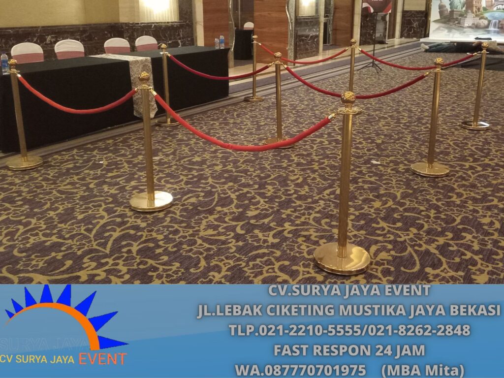 Sewa Tiang Pembatas Antrian Gold Tali Bludru di Jakarta