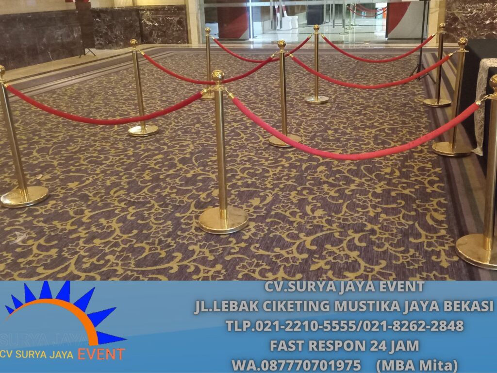 Sewa Tiang Pembatas Antrian Gold Tali Bludru di Jakarta