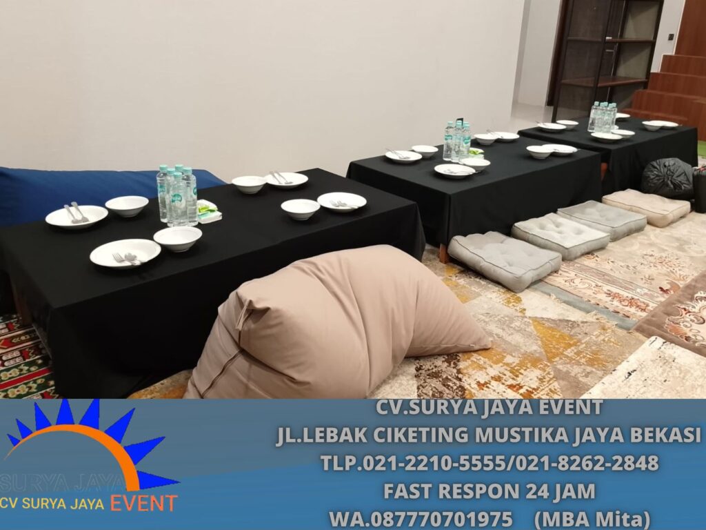 Menyewakan Meja Lesehan Kotak 80×80cm Cover Toping Hitam Jakarta