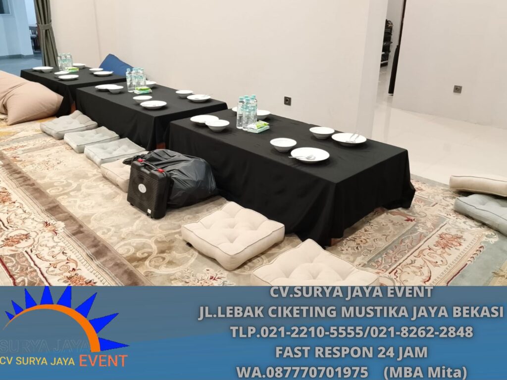 Menyewakan Meja Lesehan Kotak 80×80cm Cover Toping Hitam Jakarta